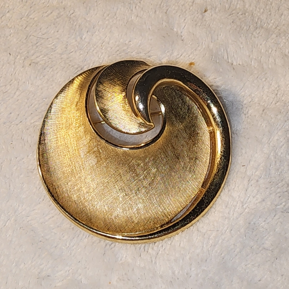 Vintage Trifari Gold-Tone Swirl Brooch – Elegant Abstract Spiral Design